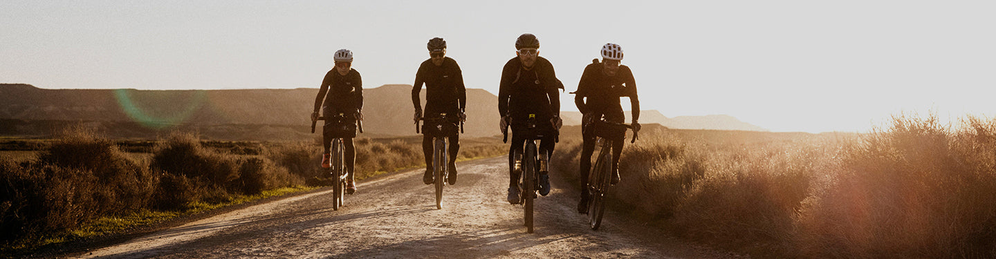 Cyclistes faisant du gravel avec des casques